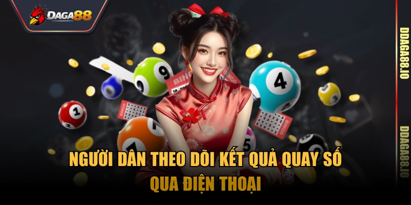Người dân theo dõi kết quả quay số qua điện thoại